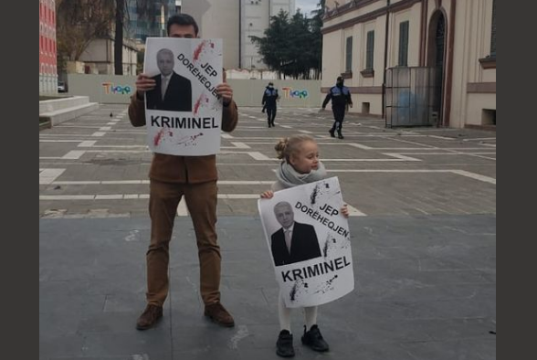 Djali i ish-kryeministrit të Shqipërisë proteston para Ministrisë së  Brendshme, policia tenton ta ndaloj por nuk ia del (Foto-Video)