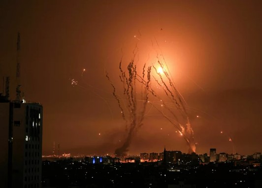 Irani nis sulmin hakmarrës ndaj Izraelit  lëshon dhjetëra dronë kamikazë e raketa  Tel Avivi përgatitet për luftë